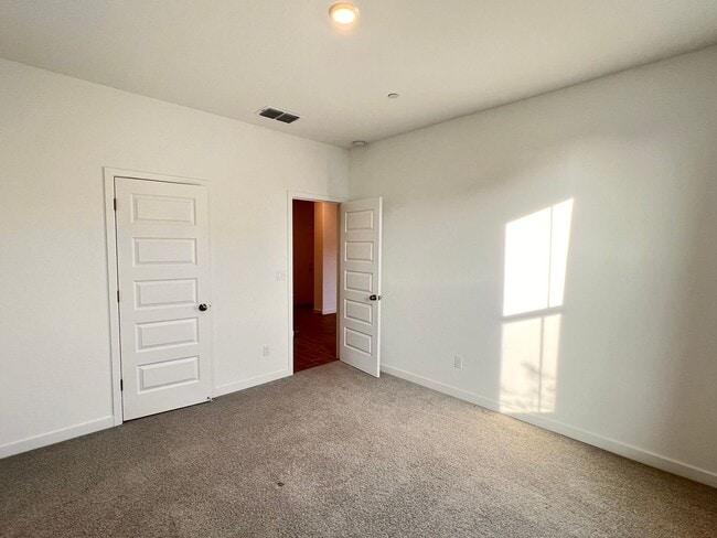 Building Photo - Northwest Bakersfield