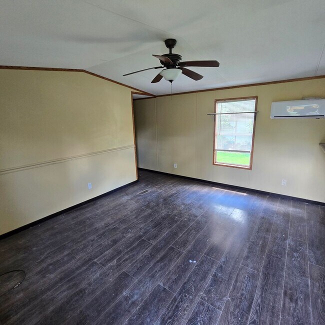 Foto del edificio - City Charm and Country Livin' 2/1 Mobile Home in West Batesville