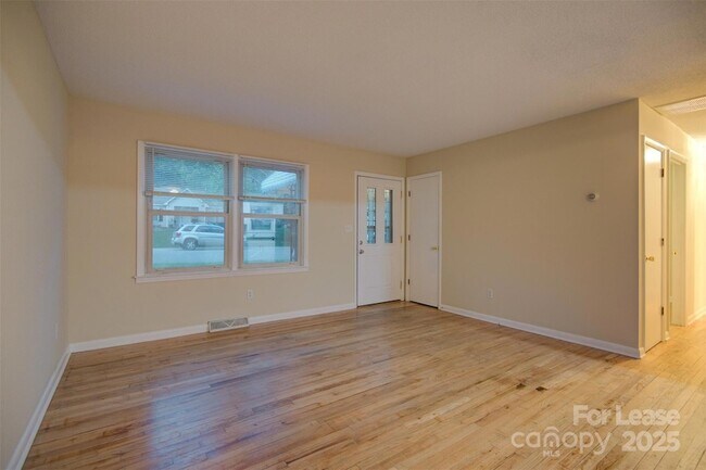 Foto del edificio - 421 E McLelland Ave