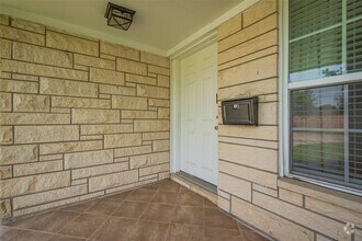 Building Photo - 3042 Oak Forest Dr