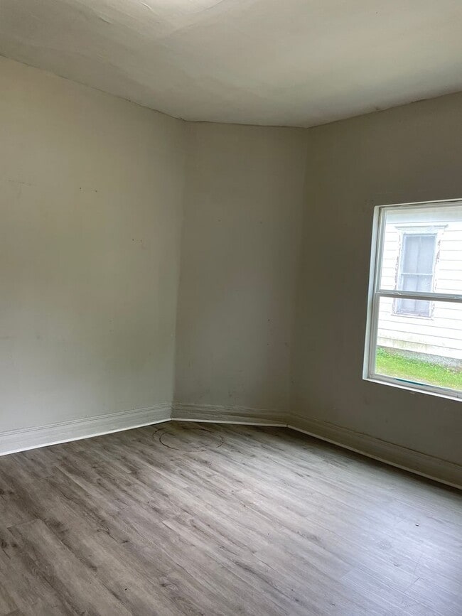 Building Photo - 1 Bed 1 Bath House with bonus room-Available Now