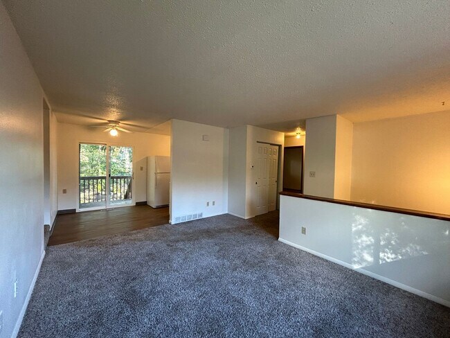 Foto del edificio - Beautiful Split-Level 6BR Home with Attached Garage and Fenced Yard +$300 Off First Month!