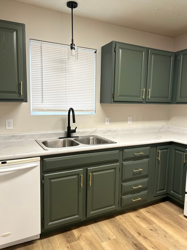 Building Photo - 1406 W Division St