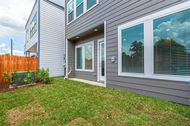 Foto del edificio - 6725 Parker Oaks Ln