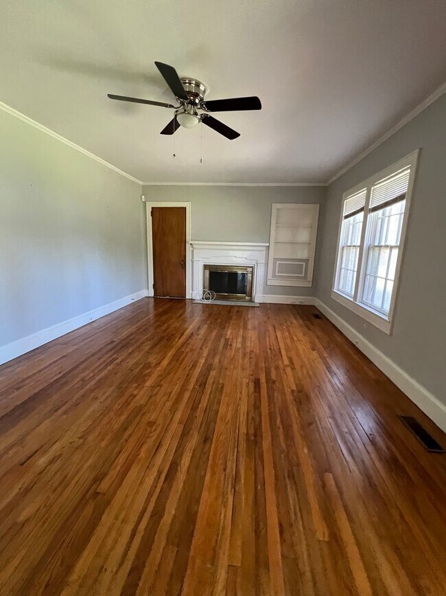 Building Photo - 4 Bed/2 Bath Two Story Home