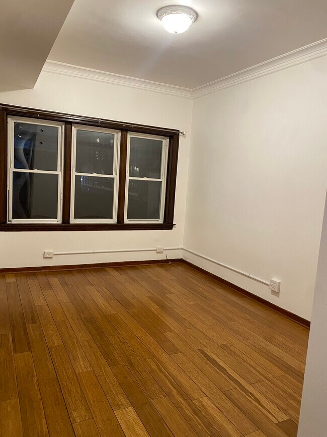 Building Photo - 1800 W 21st Plz