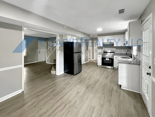 Foto del edificio - For Rent: Renovated 3 Bedroom, 2 Bathroom ...