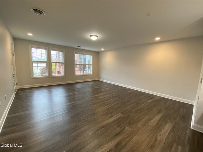 Foto del edificio - 130 Excelsior Ave