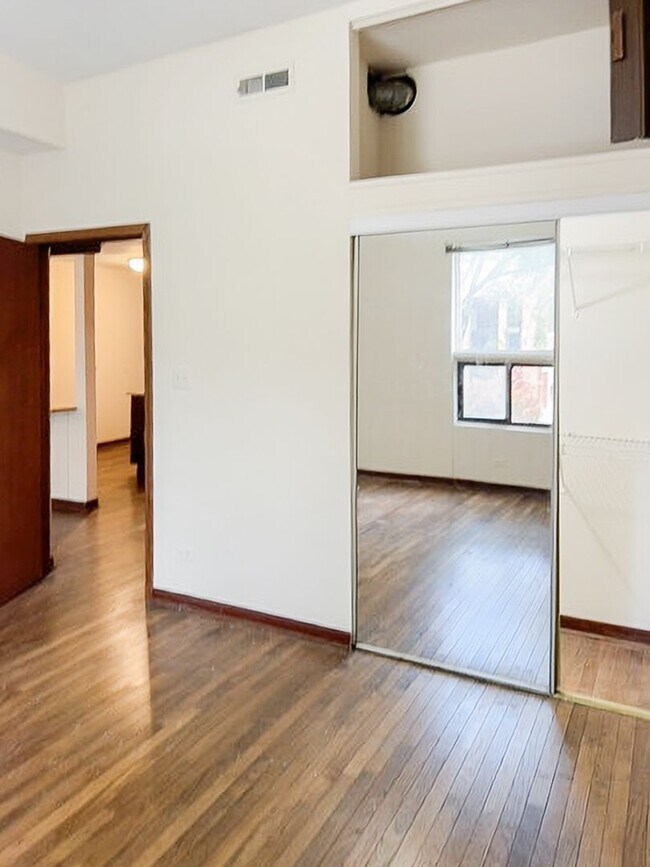 Foto del edificio - 877 W Lill Ave