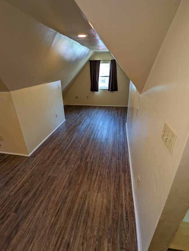 Building Photo - 803 Elm St