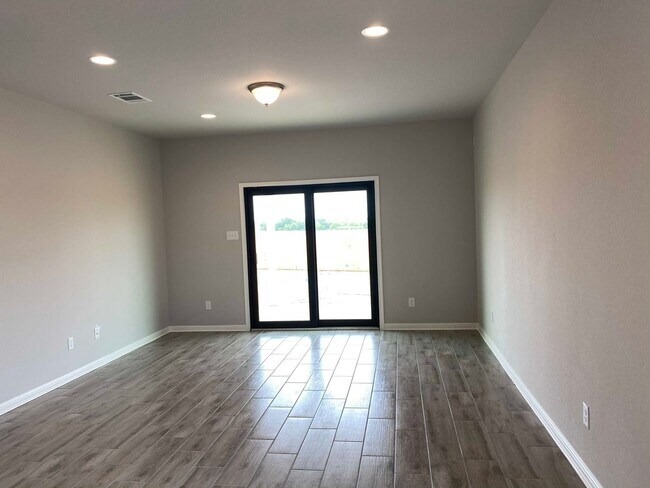 Foto del edificio - 4 bedroom home for lease