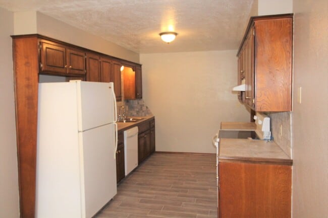 Building Photo - 223-225 Skylark Ct