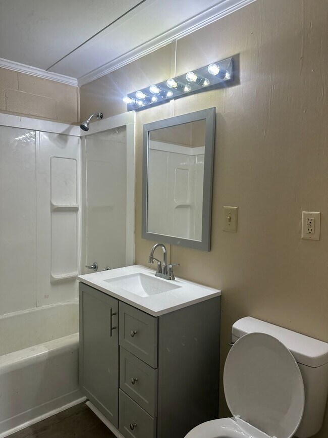 Building Photo - 3 BEDROOM/1 BATH HOUSE