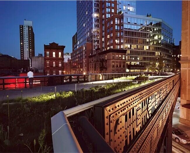 Building Photo - 450 W 17th St