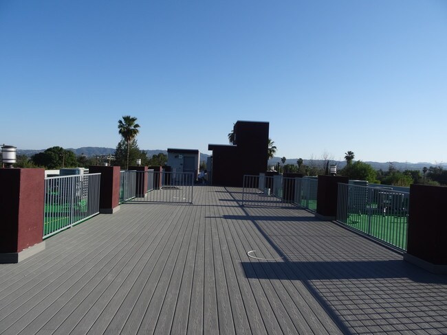 Foto del edificio - 18711 Sherman Way