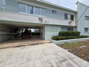 Building Photo - 2250 Bay Dr