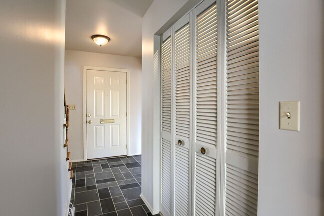 Foto del edificio - 332 Deerfield Rd