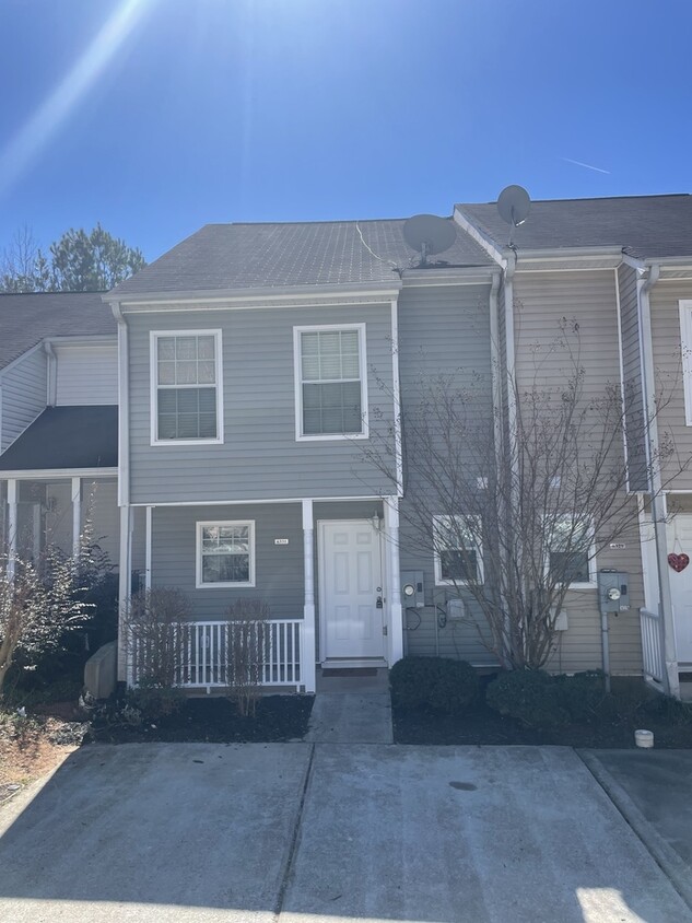 Primary Photo - Spacious Townhome, New flooring!