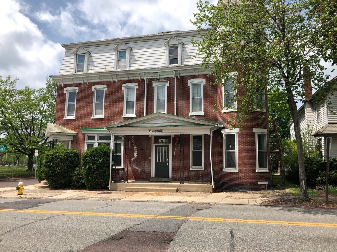 Primary Photo - 351 N Charlotte St