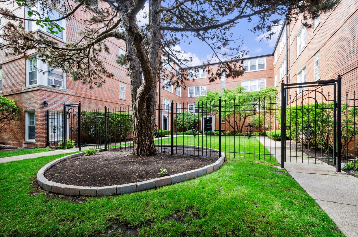 Primary Photo - 2422 W Farragut Ave