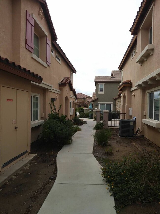 Foto del edificio - Spacious 3 Bedroom Moreno Valley Townhouse in Gated  Community!