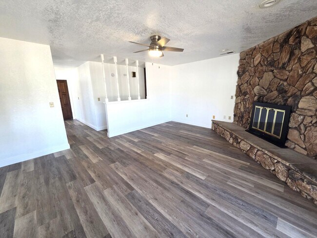 Foto del edificio - Beautiful 3 Bedroom 2 Bath Home on Large Corner Lot