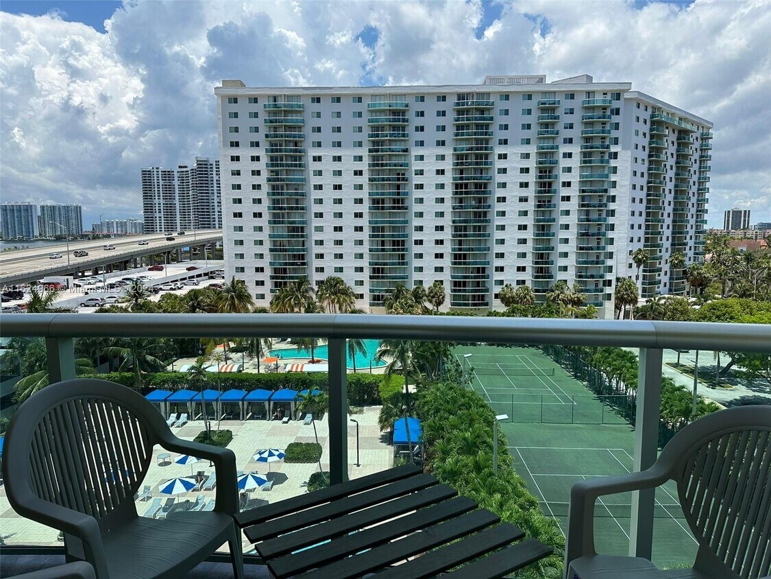 Foto principal - 19380 Collins Ave