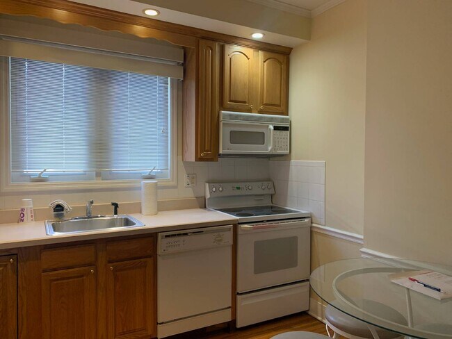 Building Photo - 534 Vischer Ave