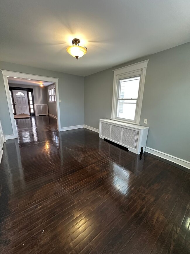 Building Photo - Beautiful renovated 4 bed, 2 full bath