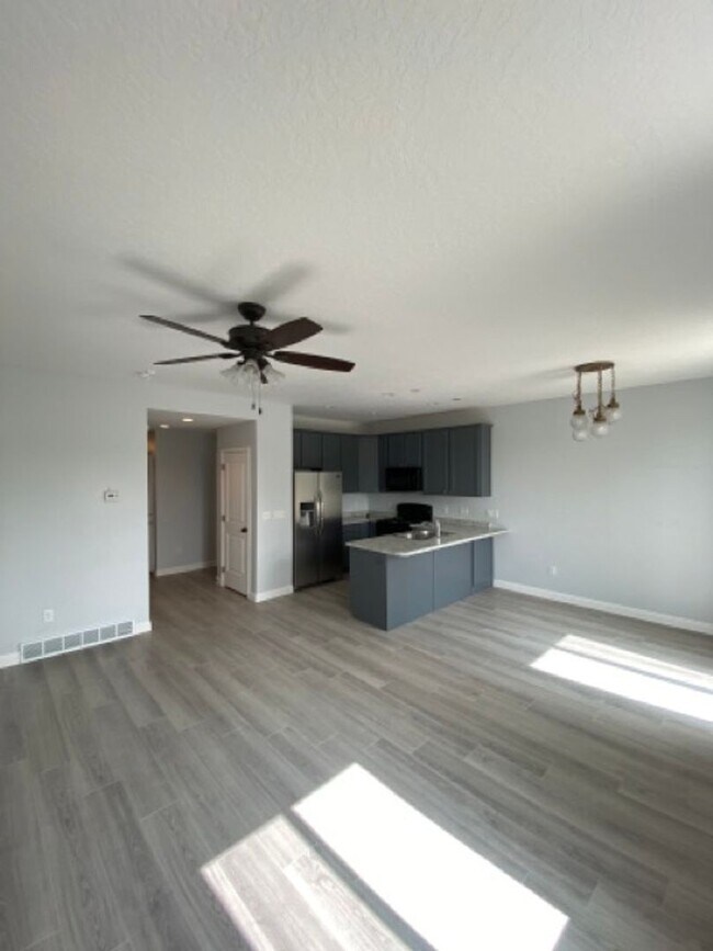 Building Photo - 3 Bed 2.5 Bath Townhome with Large Living ...