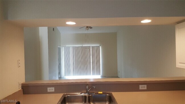 Foto del edificio - 519 SE 23rd Pl