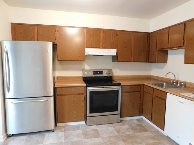 Building Photo - End Unit Townhouse!!