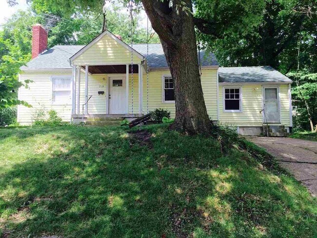 Building Photo - Large 4 BR House Near Downtown and IU Camp...
