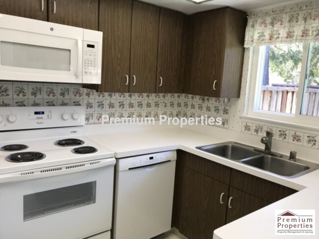 Building Photo - 32 Miramonte Dr