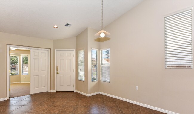 Building Photo - Darling 1-bed + Den and 2-baths in Sun Riv...