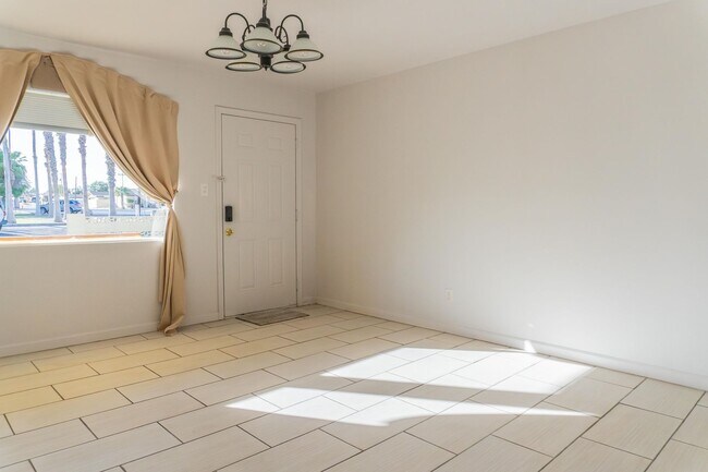 Foto del edificio - Charming Updated Vintage Home with Backyard Oasis