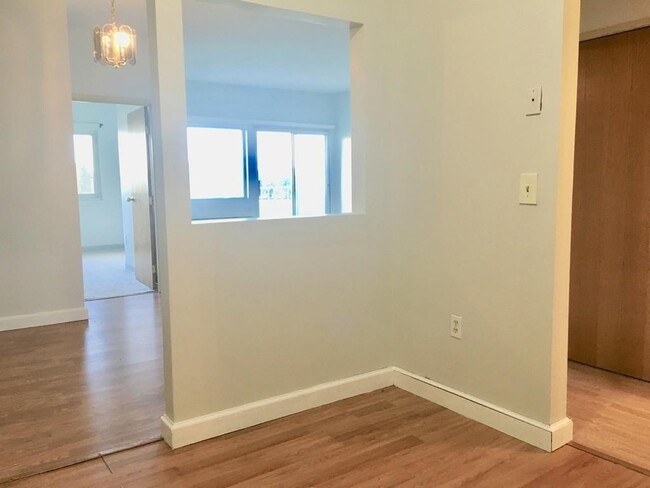 Building Photo - 200 Cove Way