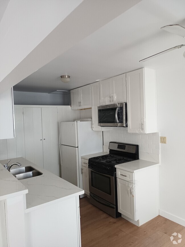 Building Photo - 554 8th St