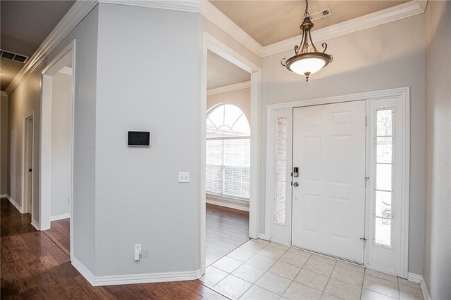 Building Photo - 2803 Foxwood Dr