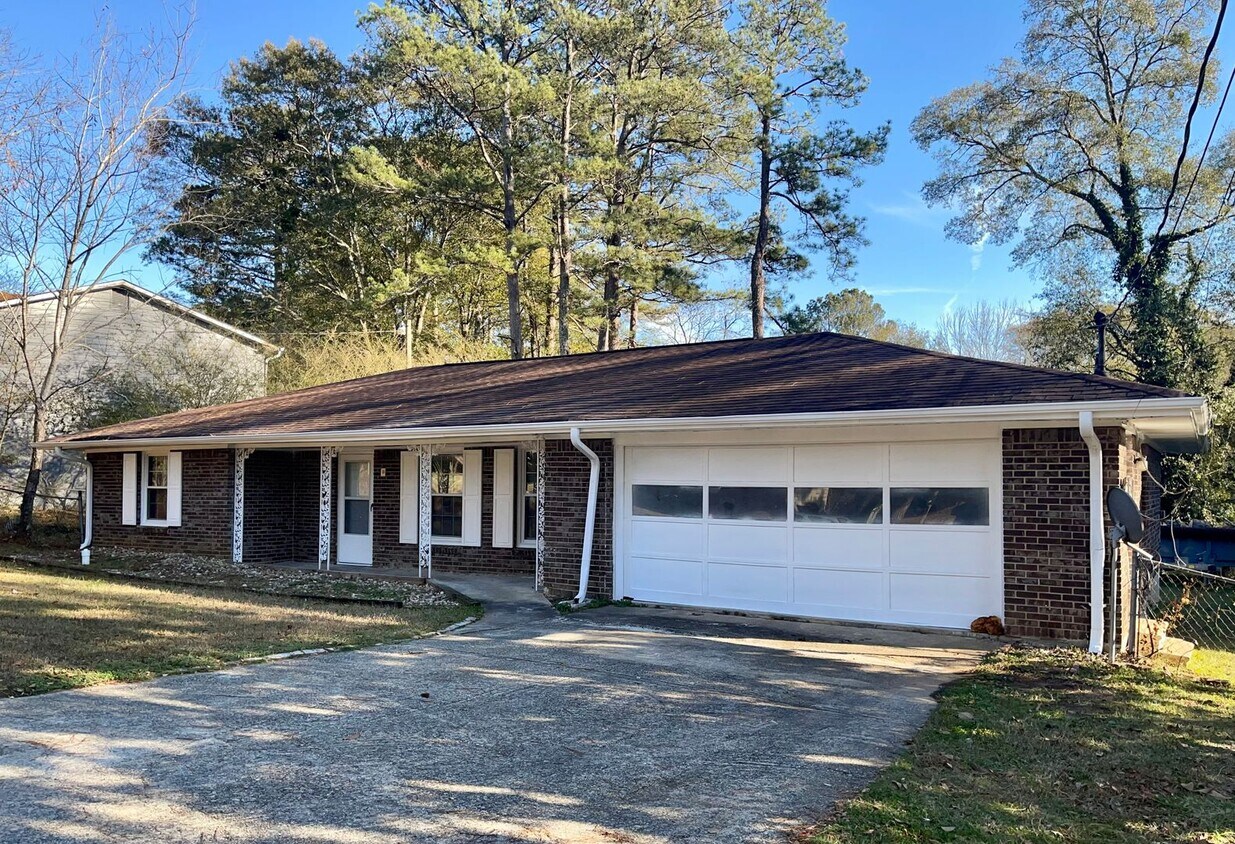 Spacious 3 Bed/2 Bath Brick Ranch Home wit... House Rental in