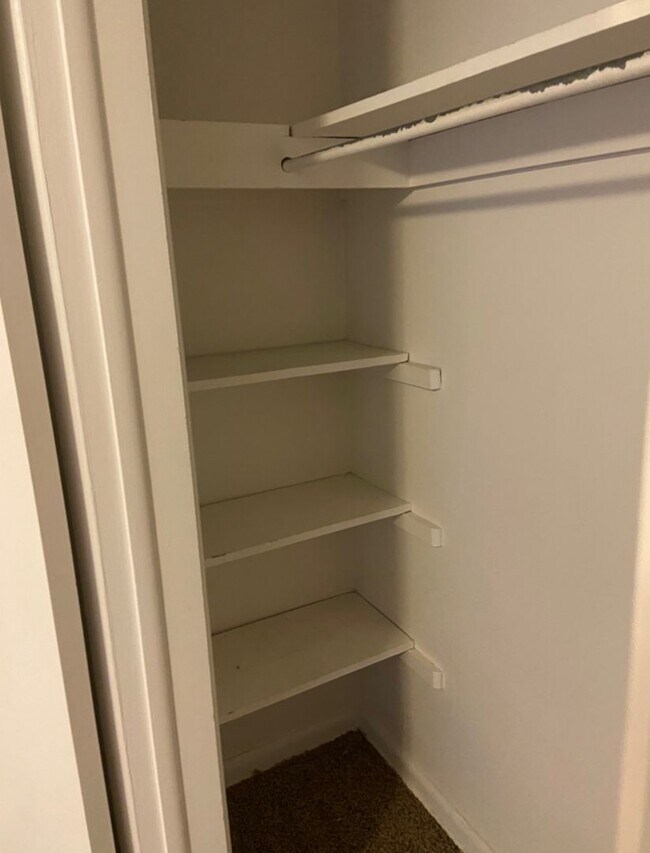 Foto del edificio - Available April 1 - 1 Bed/1 Bath Lindsley Park Condo