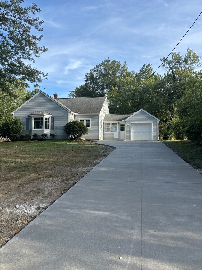 Building Photo - 3327 Alpine Dr