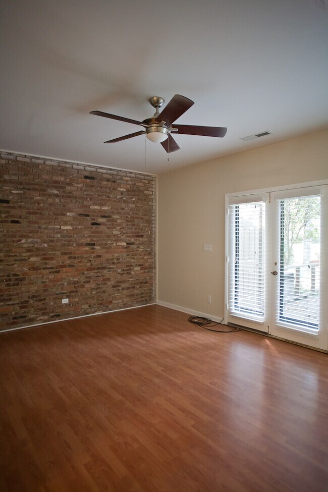 Building Photo - Cute 2-bedroom townhome in The Oaks!