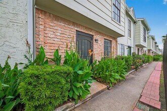 Building Photo - 8650 Victorian Village Dr