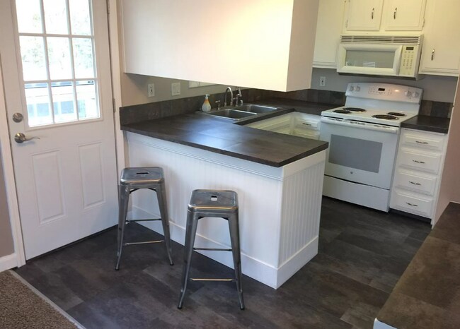 Building Photo - 2 Bed 1 Bath apartment
