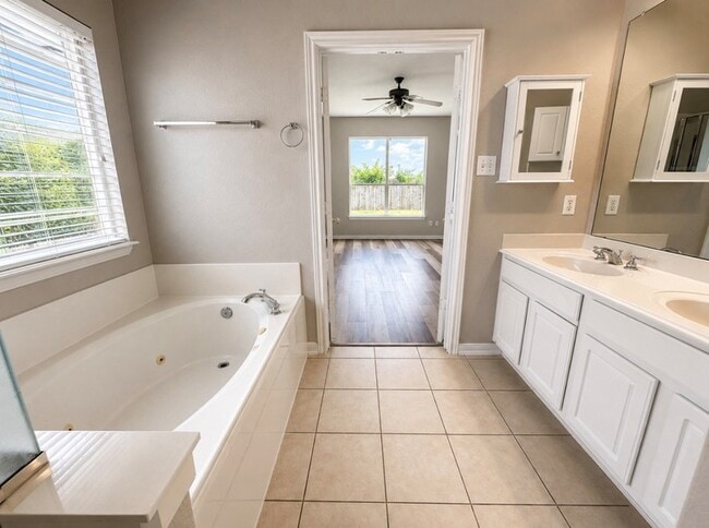 Building Photo - 810 Hollyhock Dr