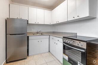 Bachelor - 500SF - Kitchen - 65 Windermere Ave