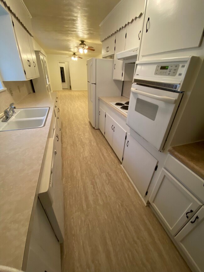 Foto del edificio - 1213 Crestview Dr