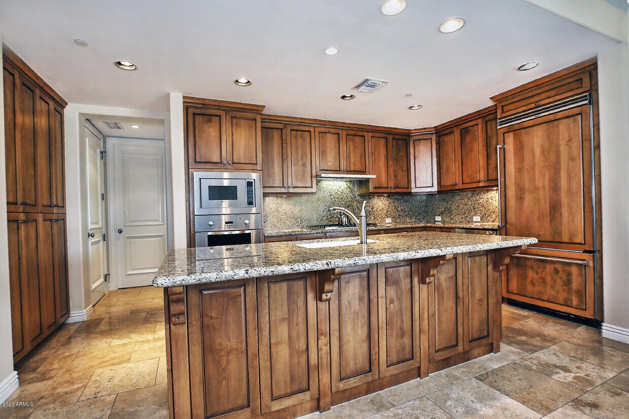Foto principal - 7175 E Camelback Rd