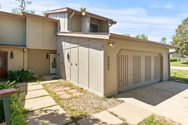 Foto del edificio - Spacious 3 Bedroom/ 3 Bath Townhouse